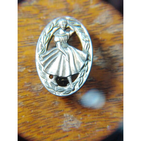 Singer (Sewing Machines) Young Stylemaker Contest Qualifier's Award Pin Vintage - Picture 4 of 4